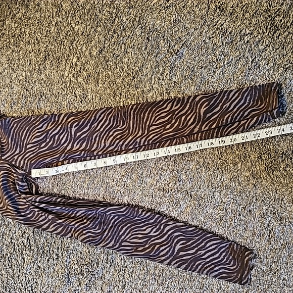 STUNNING OFFLINE BY AERIE REAL ME HIGH WAISTED ZEBRA PRINTED LEGGINGS - Picture 7 of 10